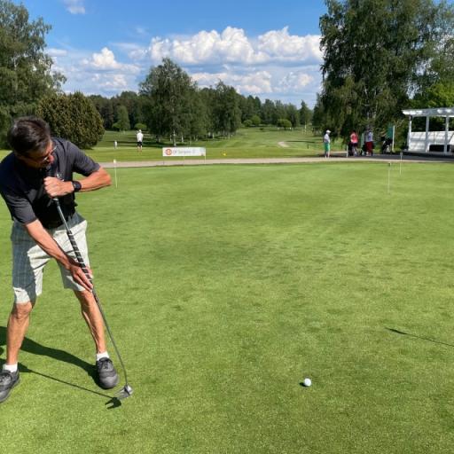 Päivän voittaja Veijo Suomela harjoittelee puttigreenillä