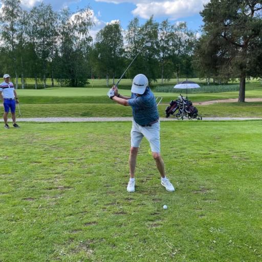 Päivän kolmosen Kari Nymanin swingin mallia väylän 14 tee boxissa