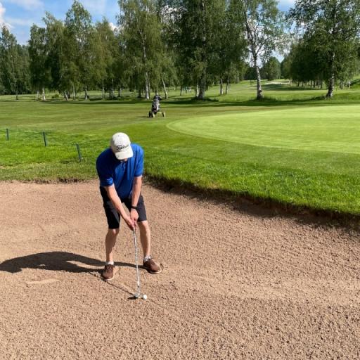 Haasteellisen väylä 15 greeni bunkkerissa hiekkalyöntiä valmistelemassa Arto Salmela