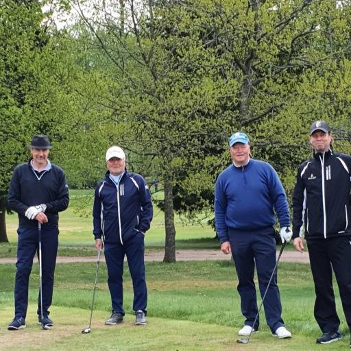 Lähdössä töihin... - vasemmalta Jukka Sutelainen, Ari Vauhkonen, Matti Moilanen ja startterina Linna Golfin tj. Esa Honkalehto