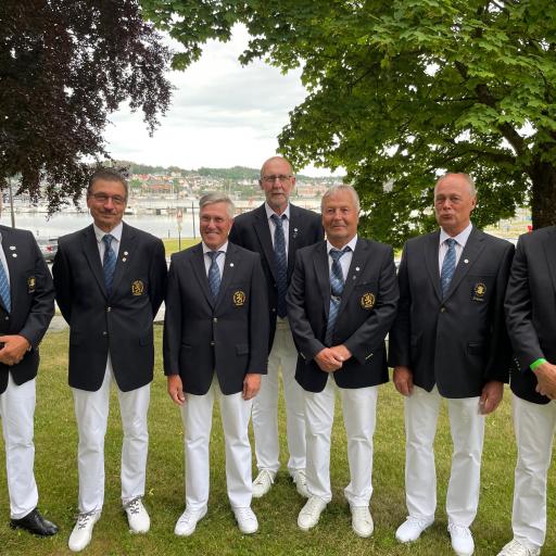 Voittajajoukkue M65 SCR vasemmalta: Peter Kaske, Veijo Suomela, Juha Koponen, Seppo Pakola, Ari Vauhkonen, Ari Hatunen ja joukkueen kapteeni ja caddie Jouko Latvakangas.