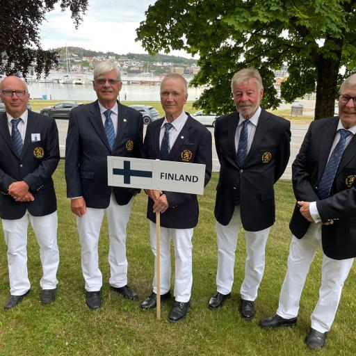 Hopeajoukkue M75 vasemmalta: Joukkueen kapteeni Aki Kurronen, Martti Raunio, Heimo Pöyry, Erkki Rantanen ja Jens Olsen.