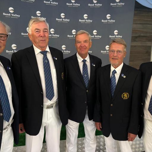  M75 pronssijoukkue, kapteeni Kari Sairo, Kari Liikanen, Ilmo Heinonen, Markku Utti ja Erkki Kortelainen.