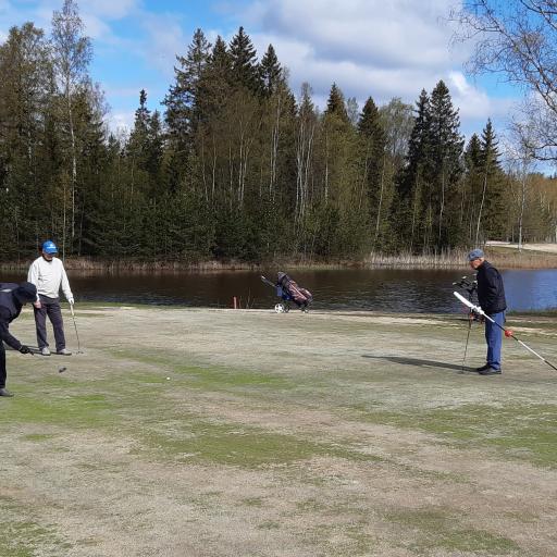 Martti Karjalainen (puttaamassa) Eero Viljanen  ja Kaarlo Lukkari pitelemässä lipputankoa 3.reiällä.