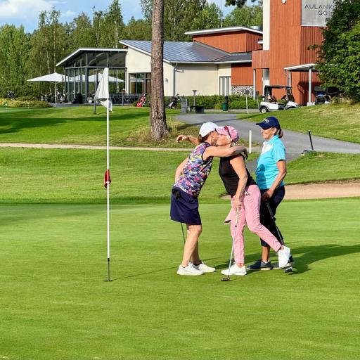 Päivän pelit takana, Gita Laitinen, Vuokko Karjalainen ja Tuula Merentie