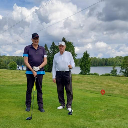 ärmä Golfin Juhani Malkamäki ja EPG:n Jussi Paasimäki aloittamassa kilpailua.