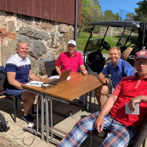  Pekka Röppänen (edessä) pelasi HCP-sarjan kärkeen. Muut kuvassa vasemmalta kilpailun johtaja Antti Kaarto, Jouni Pahkasalo ja Matti Nummenpää.