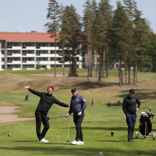  Pelle Pulkkinen, Mika Piltz ja Leo Savonen vikalla teellä odottelee lyöntivuoroa.