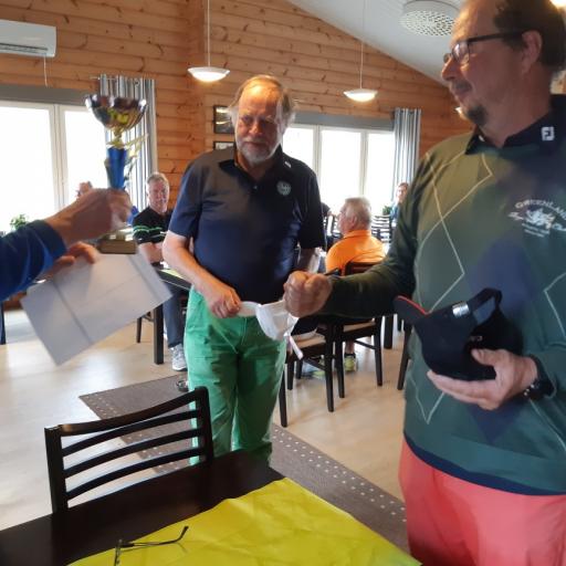 Aluekoordinaattori luovuttaa kiertopalkinnon PGK:n joukkueelle (Virtanen ja Savinen)