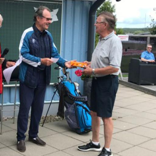 Kuvassa oikealla Salo Golfin sponsoroiman lähimmäksi lippua -kilpailun voittaja Hannu Haapasalo (SaG).