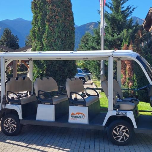 Shuttle kuljetti resortin ja kentän väliä.