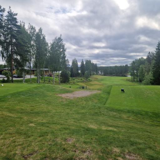 Vaativa kymppiväylä ja vasemmalla klubitalo