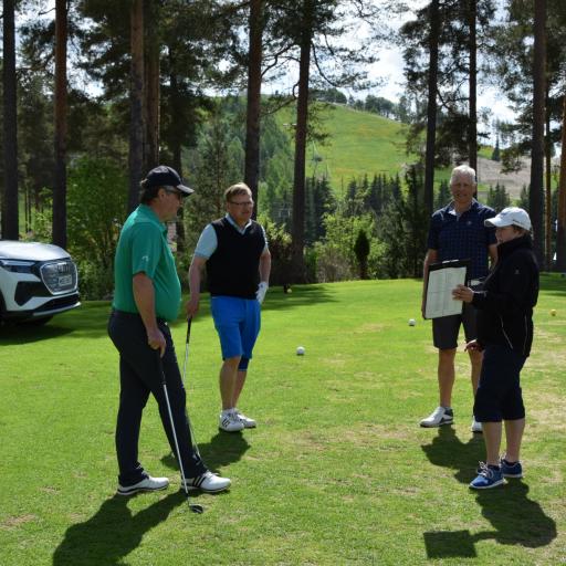 Hole-in-one autoa tavoittelevat Jari Rinne, Eero Mattila ja Jouko Latvakangas. ja lähellä oli. Jouko pääsi 10  cm päähän.