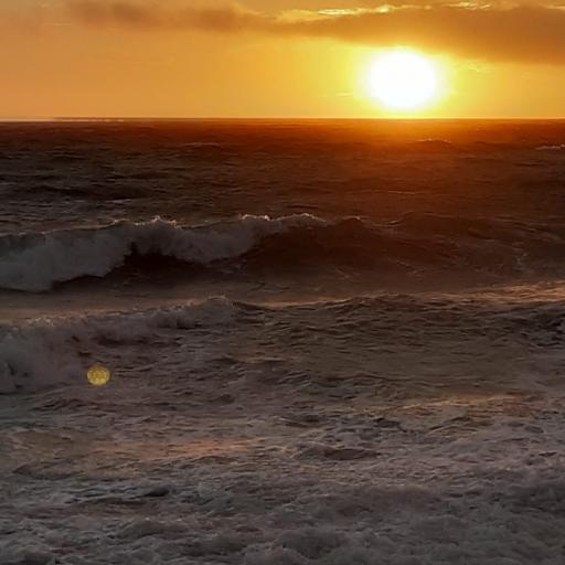Upeita auringonlaskuja riitti lähes joka ilta, mutta kuvassa näkyy myös kovan tullen nostattama aallokko.