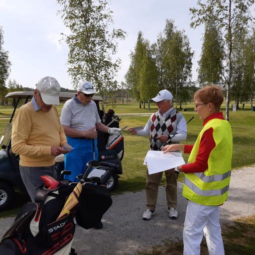 Startteri Liisa Sievänen ohjeistaa Ensio Siprosta, Juhani Niemistä ja Seth-Veli Järvistä ykköstiillä