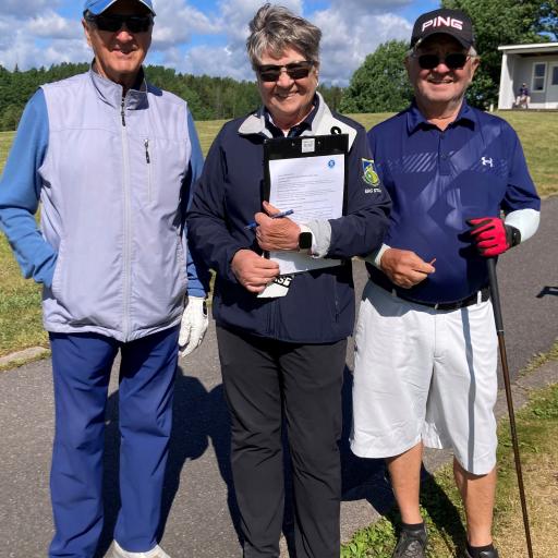 Rinkun monitoiminainen Katriina Malmivaara toimi startterina. Hän kiitteli kilpailijoiden herrasmieskäyttäytymistä ja golfetiketin hyvää tuntemusta. Kuvassa mukana oikealla Pentti Paajanen Tuusula Golf ja Veijo Hämäläinen Vihti Golf (HCP-sarjan kakkonen).