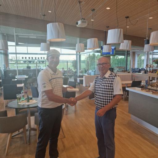 Kilpailun voittaja Andrew Darlington vasemmalla