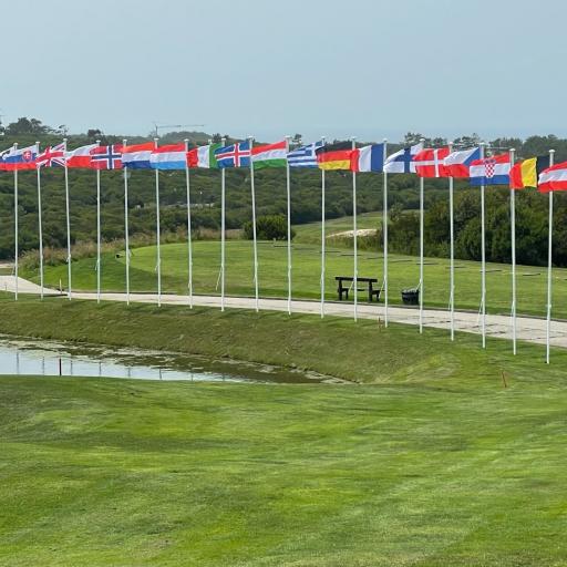 Royal Obidos kentältä 23 maan lippurivistö