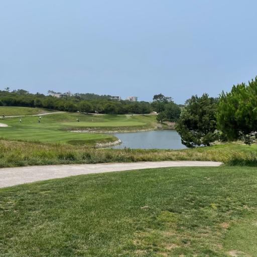 Royal Obidos kentältä väylä 15 par 3, missä mailan valinta oli haastava tuulesta johtuen