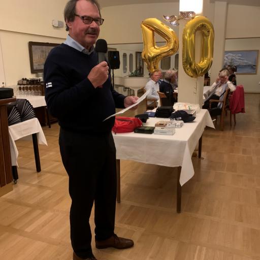 Heikki Hallaranta pitää 40-vuotisjuhlapuhetta