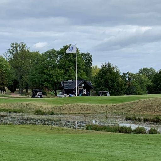 SGS:n lippu liehuu Ålands Golfklubilla