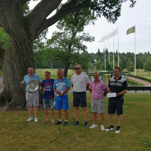 OnGolf Finnish Senior Openin vuoden 2018 miesten kuusi parasta vasemmalta Matti Moilanen, Petri Jyräs, Ari Vauhkonen, Mika Sandell, Jukka Lehtonen ja Leo Savonen. 