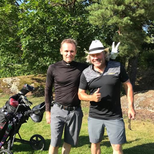 Sarfvikin Leo Savonen ja JP Heino voittajafiiliksissä heti pelin ratkettua. JP suorastaan säteilee. Hopea on hänelle uran toinen henkilökohtainen. Ensimmäinen on Mid Tourilta vuodelta 1999. Peli-iloa lisää se, että hän on onnistunut selättämään pahat selkäongelmat. Leo on vielä hieman hölmistynyt kramppien jälkeen. Hänellä on reikäpelikulta vuodelta 2017 ja midi-pronssi vuodelta 2008. Leo ja JP paljastavat menestyksen salaisuudeksi yhteisen harjoituskierroksen, jossa lähestymiset ja viheriötyöskentely nuoti
