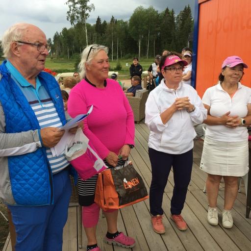 Kisa on käyty ja voittajat palkittu, vas. Jaana Nyström, Päivi Rissanen ja Marja Leena Kärkkäinen