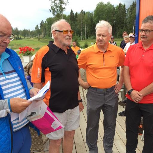 Kisa on käyty ja voittajat palkittu, vas. Kyrö Kalmari ( 2.), Seppo Kekarainen (1.) ja Sakari Ojanperä (3.)