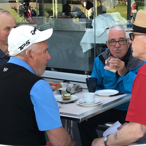 Forecadit tankkaamassa ennen työrupeamaa. Forecaddiet oikealta: Jouko Varttinen, Olavi Laine, Kauko Kari ja Rainer Helkkula.