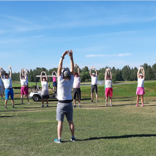 Kesäpäivien ohjelma alkoi Kartanogolfissa jumppatuokiolla.