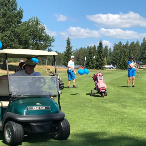 Ilmapallot toivat eloa ja väriä kentälle ja auttoivat pelikaverin seurannassa.  Autolla kenttää kiersi Paavo Reunanen ja jalkaisin Karelia Golfin Heikki Hyvärinen ja Leena Westman.