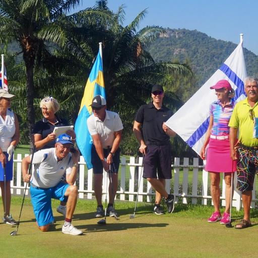 FinnGolf Hua Hin puuhaporukka yhteiskuvassa. Edessä kapteenimme Seppo Tikkala, takana vasemmalta Kaija Tikkala, Maria ja Seppo Ahlholm, Mikko Raula, Elina ja Seppo Rintala. Kuvasta puuttuu tasoitusten ylläpidosta vastaava Kurt Westerling. 