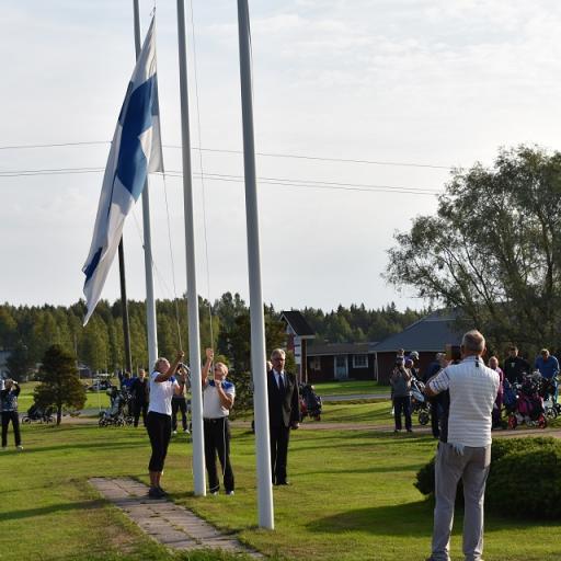 Aluetourin juhlava avaus. Seuran puheenjohtaja Anna-Kaisa Koitto ja seniorikapteeni Tapio Räsänen nostavat lippua Risto Nevalan esilaulaman Maamme -laulun tunnelmin.