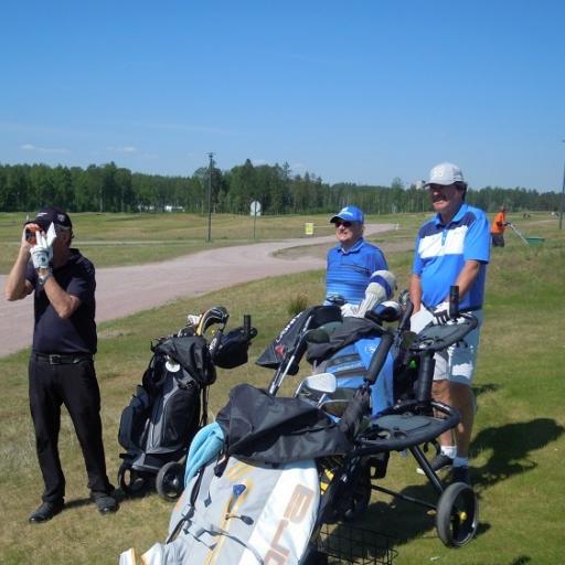 Pelivirettä Portugaliin joukkueet hakivat Tapiola Golfin links-kentältä. Tom Grönqvist SGR) kiikaroi ja mittaa etäisyyttä, Karl-Johan Kaas GT) ja toisen joukkueen kapteeni Heikki Hallaranta (SaG) ovat kuulolla.