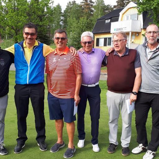 Aurinko golfissa M65 scr sarjan viisi parasta. Vasemmalla Aurinko Golfin tj. Arttu Pulkkinen.