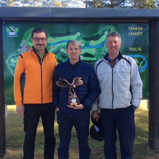 Muun Suomen joukkueen valitsija ja pelaaja Veijo Suomela (vas.) Kymen Golfin toimitusjohtaja Tommi Nousiainen ja kenttämestari Kimmo Korttila toivottavat kaikki tervetulleiksi Kotkaan. Kuvaan on päässyt myös komea Ryder Cupin kiertopalkinto.