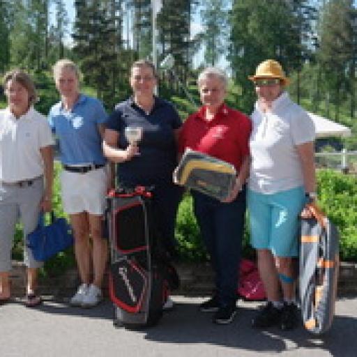 Minna Kaarnalahti, Annika Ahlstedt, Tiina Vainio, Anna-Maria Lehtonen ja Satu Huotari. Tiinan kädessä OKO:n lahjoittama hopeinen pokaali, joka on kiertänyt vuodesta 1982 