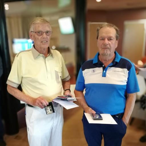 Joukkuekulta joukkueen pelaajat Matti Rissanen oik. ja Seth-Veli Järvinen. Kuvasta puuttuu Seppo Koukonen.