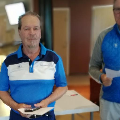 SM kultaa Matti Rissanen ja palkinnot jakanut Kari Hiukka