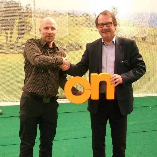 OnGolfin toimitusjohtaja Tuomas Kiiskinen ja SGS:n puheenjohtaja Heikki Hallaranta vahvistivat yhteistyösopimuksen vielä lyömällä kättä päälle.