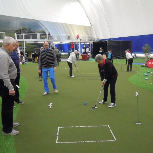 Arja Pajari hakee Planmeca Golf Areenan lähipelialueella oikeaa puttilinjaa lasersäteen avulla.