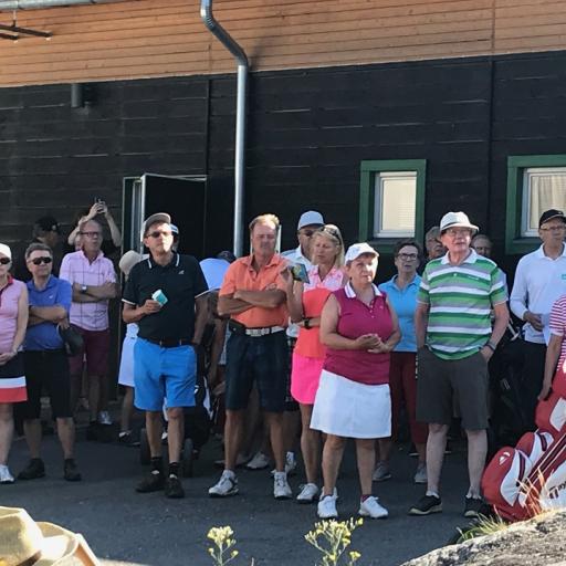 Sakkia melkein kuin SaiPan pelissä.  Osanottajat seuraavat tiiviinä ryhmänä kilpailuinfoa.