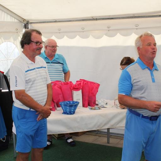 Miesten sarjassa mestaroinut Esko Ontronen (VG) sai avata sanaisen arkkunsa palkintojenjaossa. Voittajan puhuessa  SGS:n puheenjohtaja Heikki Hallaranta ja kesäpäivien järjestelyvastaava Paavo Reunanen ovat kuulolla.