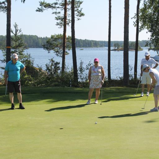 Saimaan maisemat olivat kauden viimeisillä kesäpäivillä hehkeimmillään. Viheriöllä Veli-Matti Kiisken (NGK), Eija Liljan (KGV) ja Erkki Kurvin (HCGolf) katseet kohdistuvat kuitenkin Tiina Kirmasen (VG) puttiin.