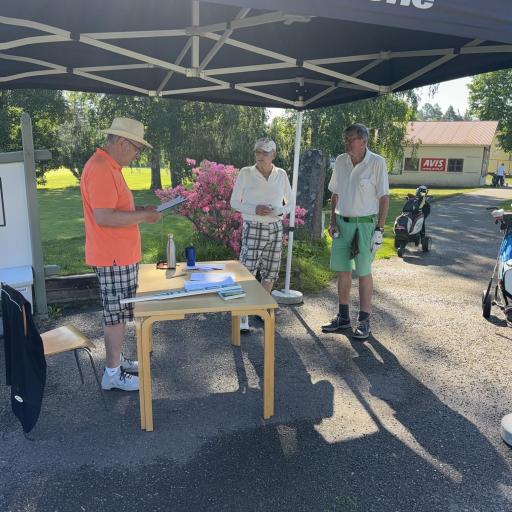 Startterit Tuomo Mantsinen ja Karri Vilenius tekivät mallikelpoista työtä starttereina. Kuvassa Mantsinen, Seth-Veli Järvinen ja Juhani Kovalainen.