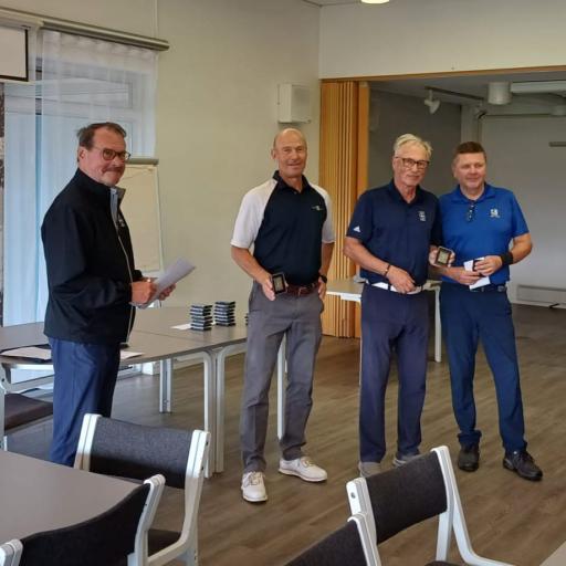 SaG:n pronssijoukkue kuvassa: Jukka Allos, Kari Sairo ja Timo Koskinen. Vasemmalla kilpailun johtaja Heikki Hallaranta.