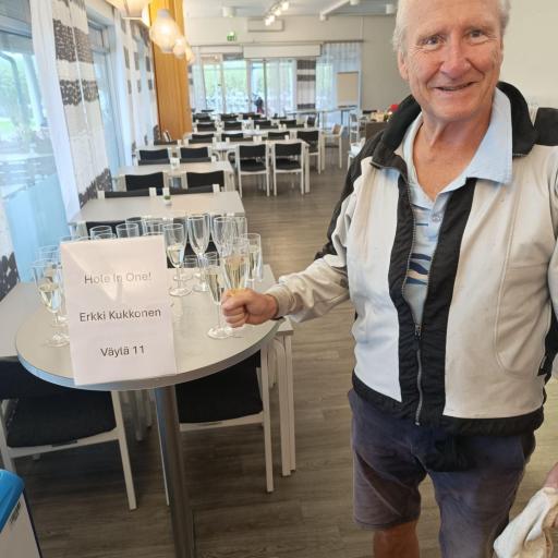 Ensimmäisen päivän juhlahetki. Erkki Kukkonen teki hole-in-onen reiällä 11 ja sitä juhlittiin kaikkien perinteiden mukaan.