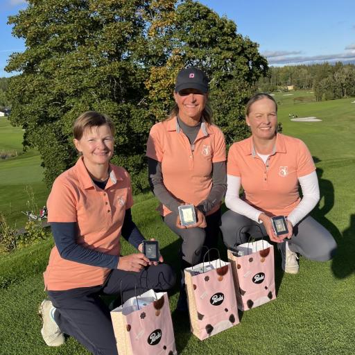 Ringside Golfin kultajoukkueessa pelasivat Hanna Knuuttila, Jaana Angeria ja Virpi Vuorinen
