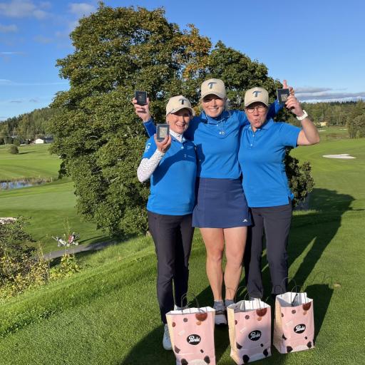 Jyväs-Golfin pronssijoukkue Satu Turunen, Annie Sivelä ja Anne Mattila